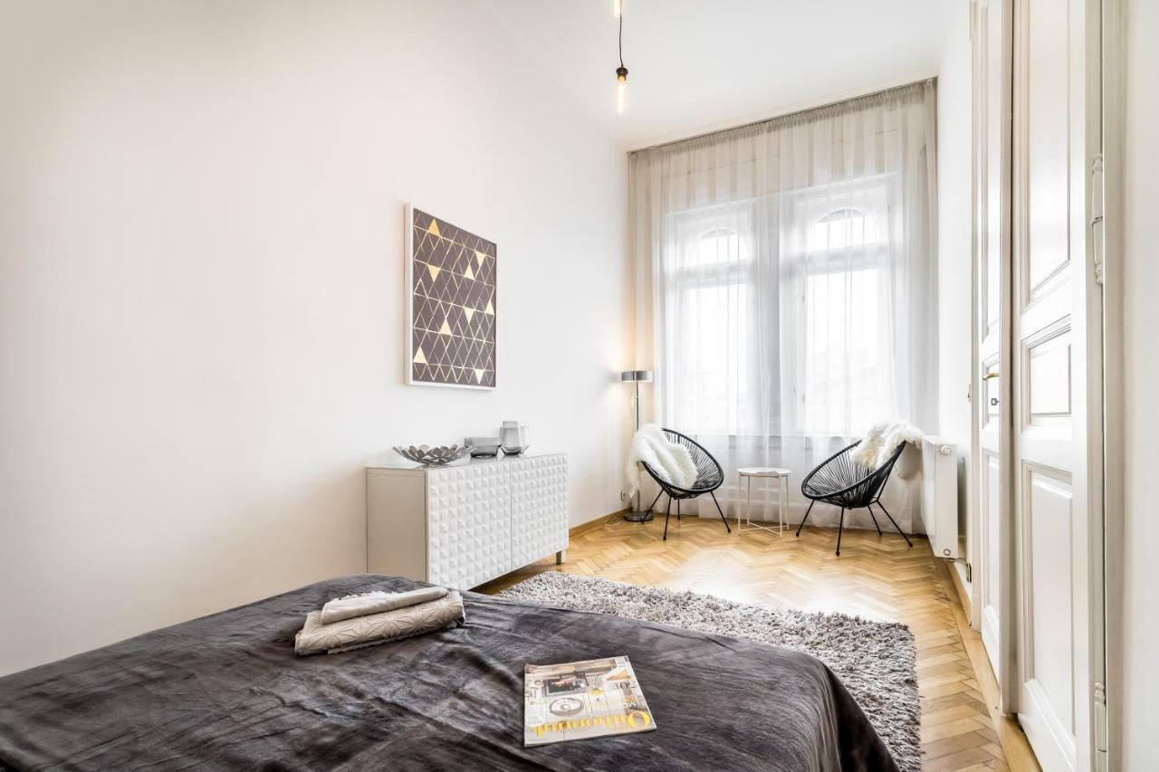 Bpr Luxe De Noir Et Blanc Apartment Budapest Ngoại thất bức ảnh