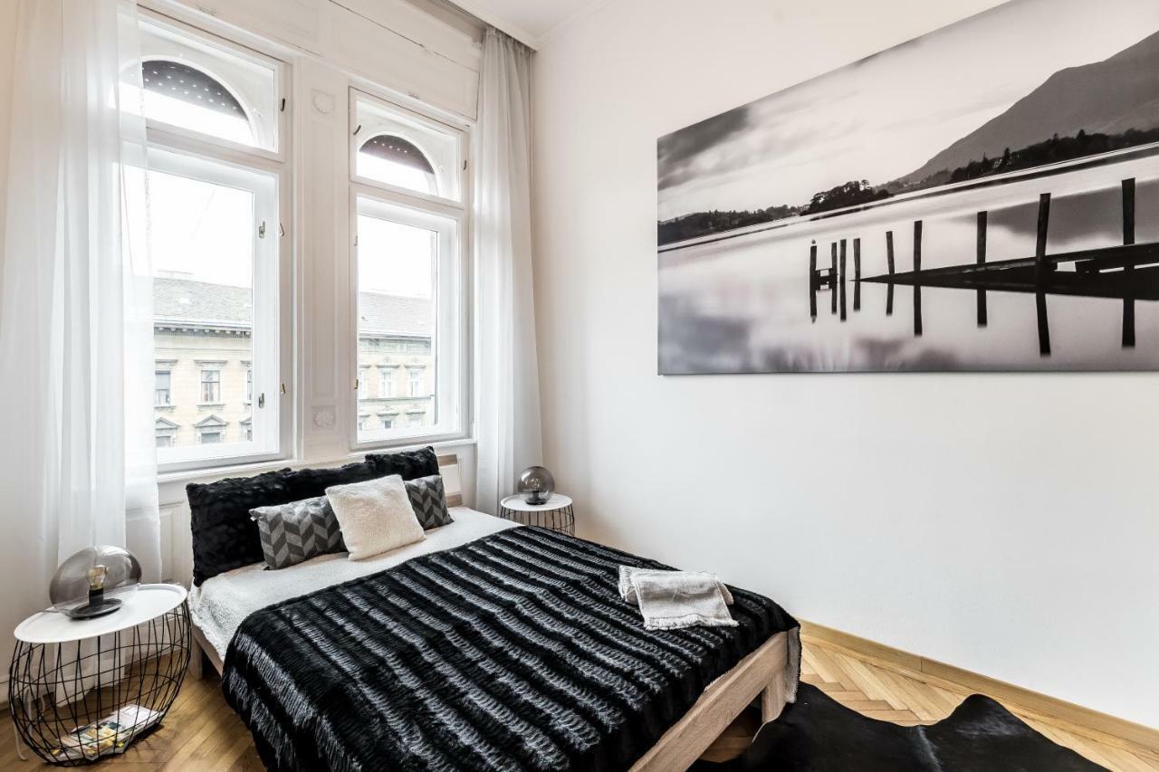 Bpr Luxe De Noir Et Blanc Apartment Budapest Ngoại thất bức ảnh